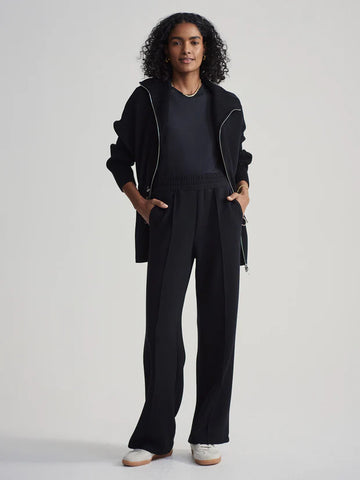 Introducing the wide leg pants in Varley's signature Double Soft fabric to complement your Hawley or Davidson sweat tops. These trousers are great as an alternative to joggers or leggings to smarten up your day to day errands or to upgrade your loungewear. With an elasticated, draw cord waist and an internal leg length of 28" you will definitely wonder how you lived without them!