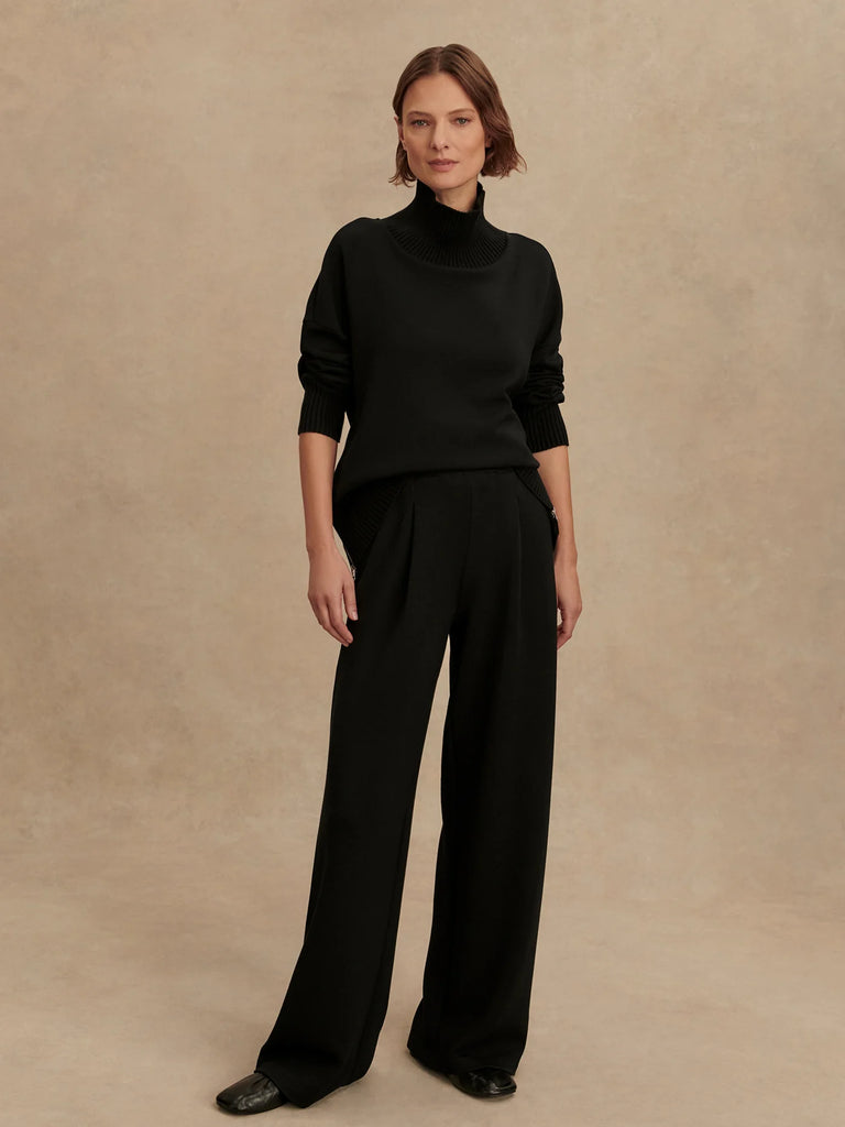 Introducing the Extra Wide Leg Pant in Varley's signature.  DoubleSoft® fabric. These trousers offer extra volume in the leg compared to the classic Wide Leg Pant. They feature a high, elasticated waist, side pockets, pleat detailing at the front and an inseam of 29.5". Paired with the matching Barker or Hawley top, they will be a stylish upgrade to your leisure and travel wear.