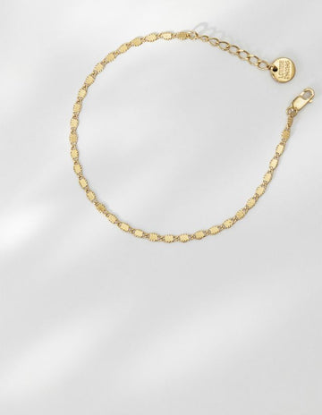 The Augustine bracelet is made in tin and brass, gilded with 24k fine gold. This dainty bracelet features flat and minimalist mesh for a perfect elegance and discretion. Its extension chain will allow you to vary the lengths for the perfect fit.&nbsp;