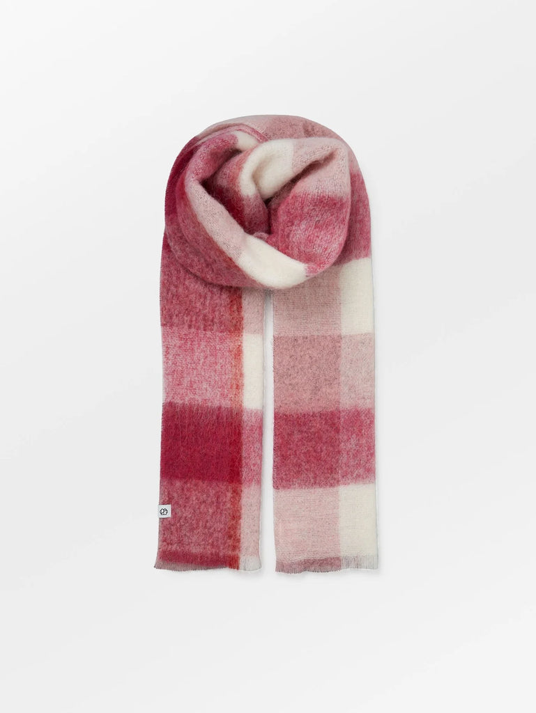 The Check James scarf by Becksöndergaard is a fun autumn/winter accessory. Made from a soft alpaca, mohair, wool and polyamide blend, this scarf is of high-quality and is guaranteed to keep you warm this season. 