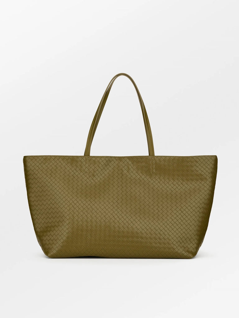 The Rallo Lottie Bag from Becksöndergaard is a stylish woven bag which can be worn over the shoulder or carried by hand. It features one large compartment with a magnetic closure and has a separate zippered pocket. It measures 40 x 30 cm and is big enough to carry a 13" laptop. Made from 100% PU. 