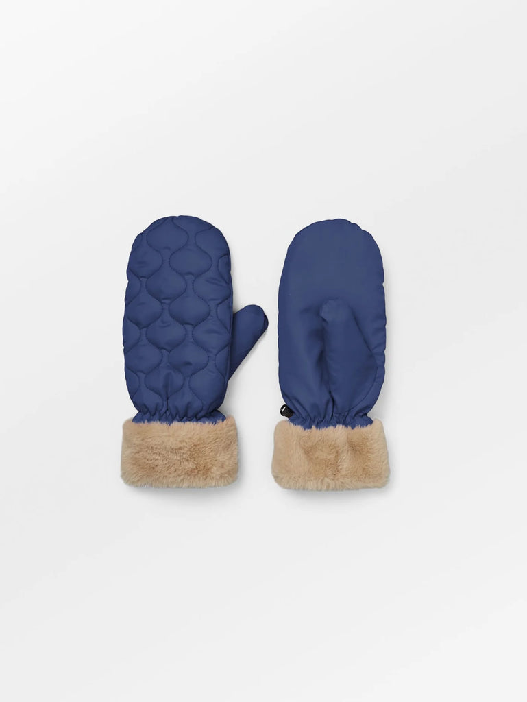 These super cool Makara Puff Mittens from Becksondergaard come in a quilted fabric with a soft inner lining which will keep you warm in style.  There are four colours to choose from!