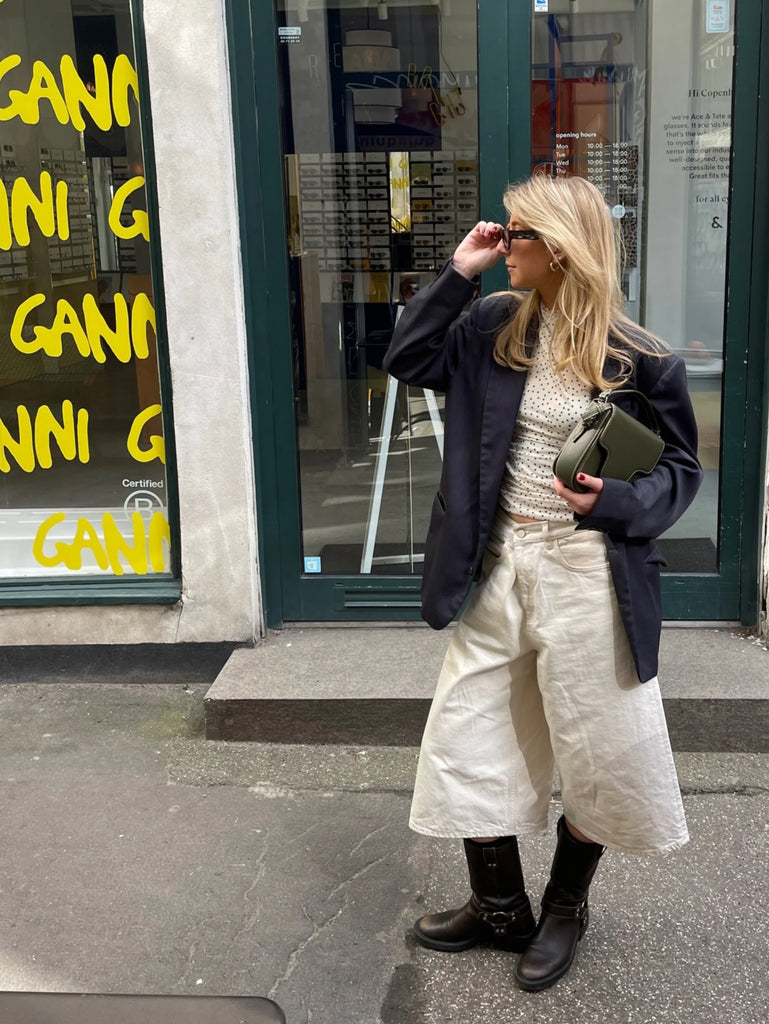 The Glossy Iris Bag from Becksöndergaard is a spacious bag, has a magnetic closure and consists of four compartments. It is a made from 100% leather, has an adjustable strap, and can be worn as a shoulder or crossbody bag. It also has a short hand strap. The Army Green will pair perfectly with all your neutrals. 