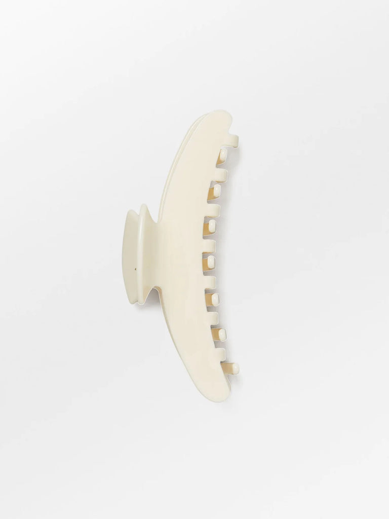 The Ingrid hair claw, is the perfect hair accessory for an easy, but effortless up do. The claw measures 12cms.  
