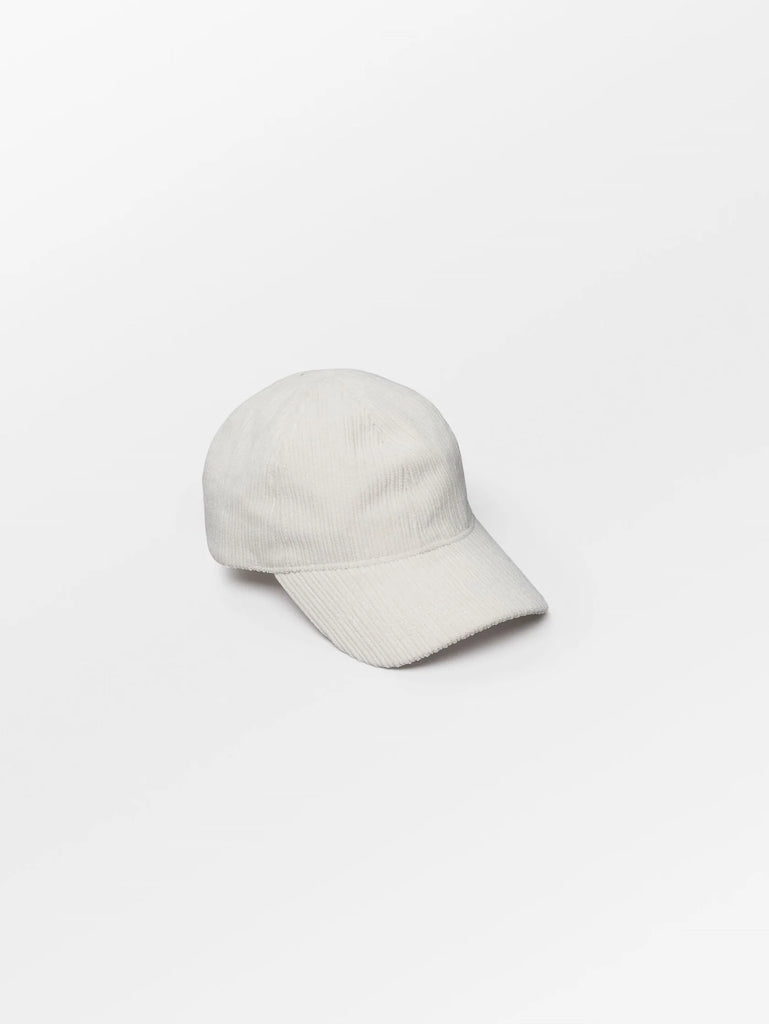 The Malvi Cap from Becksondergaard is a classic.  It is crafted from 100% cotton corduroy, and is one size with an adjustable fastening. It is the perfect cap for keeping your hair at bay while running errands. Also available in Hot Fudge Brown. 