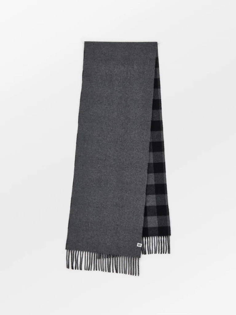 The Florenca Scarf is a classic unisex scarf. Bringing two styles together, one side has a checkered tonal pattern, while the reverse is a solid. Crafted from 80% wool and 20% recycled wool, it measures 37 x 220 cm.