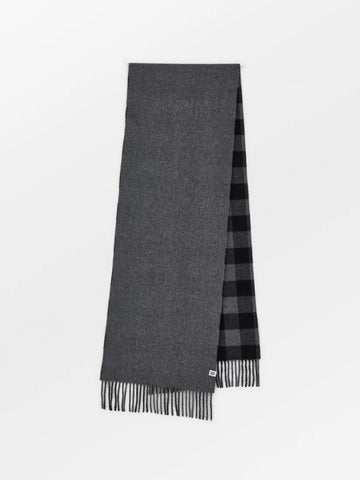 The Florenca Scarf is a classic unisex scarf. Bringing two styles together, one side has a checkered tonal pattern, while the reverse is a solid. Crafted from 80% wool and 20% recycled wool, it measures 37 x 220 cm.