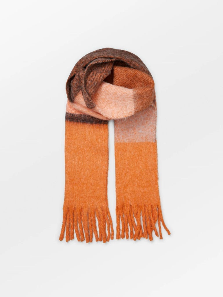 The Bartletts Orange Pepper Scarf from Becksondergaard is a warm scarf made in a wool and polyester mix. This scarf is designed in a colour-block pattern in beautiful autumnal shades. 