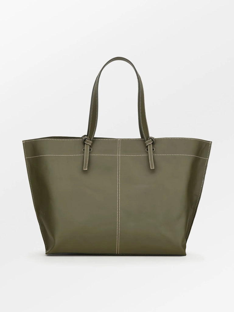 The Glossy Aubrey Bag from Becksöndergaard is a stylish bag crafted from 100% leather and features contrasting stitching. It can be worn over the shoulder or carried by hand and has one large compartment with a hook closure and a separate, zippered pocket. It measures 40 x 34 cm and is big enough to carry a laptop. 