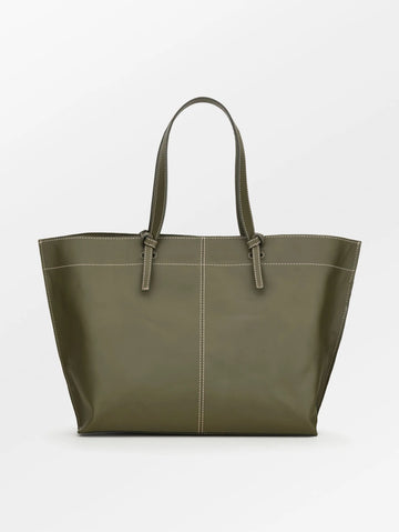 The Glossy Aubrey Bag from Becksöndergaard is a stylish bag crafted from 100% leather and features contrasting stitching. It can be worn over the shoulder or carried by hand and has one large compartment with a hook closure and a separate, zippered pocket. It measures 40 x 34 cm and is big enough to carry a laptop. 