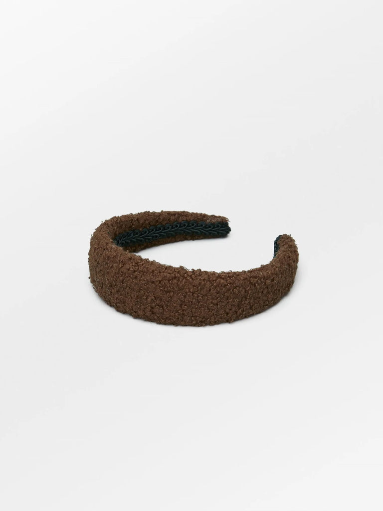 This gorgeous plush teddy hairbrace from Becksondergaard is not only attractive but highly practical and a perfect addition to your autumn/winter outfits. It is great as a gift or as a treat for yourself.  Also available in Beige.   