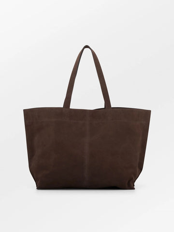 The Suede Aubrey Bag from Becksöndergaard is a stylish bag crafted from 100% cow suede. It can be worn over the shoulder or carried by hand and has one large compartment with a hook closure and a separate, zippered pocket. It measures 40 x 34 cm and is big enough to carry a laptop.