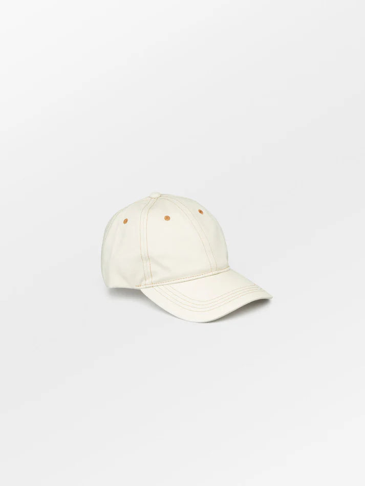 Add this classic cotton baseball cap in a clean birch white to your ensemble for daily walks, sports or just to keep your hair at bay.