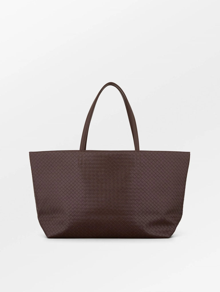 The Rallo Lottie Bag from Becksöndergaard is a stylish woven bag which can be worn over the shoulder or carried by hand.  It features one large compartment with a magnetic closure and has a separate zippered pocket. It measures 40 x 30 cm and is big enough to carry a 13" laptop.&nbsp; Made from 100% PU.