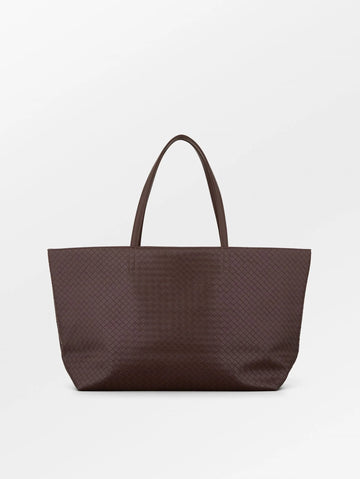 The Rallo Lottie Bag from Becksöndergaard is a stylish woven bag which can be worn over the shoulder or carried by hand.  It features one large compartment with a magnetic closure and has a separate zippered pocket. It measures 40 x 30 cm and is big enough to carry a 13" laptop.&nbsp; Made from 100% PU.