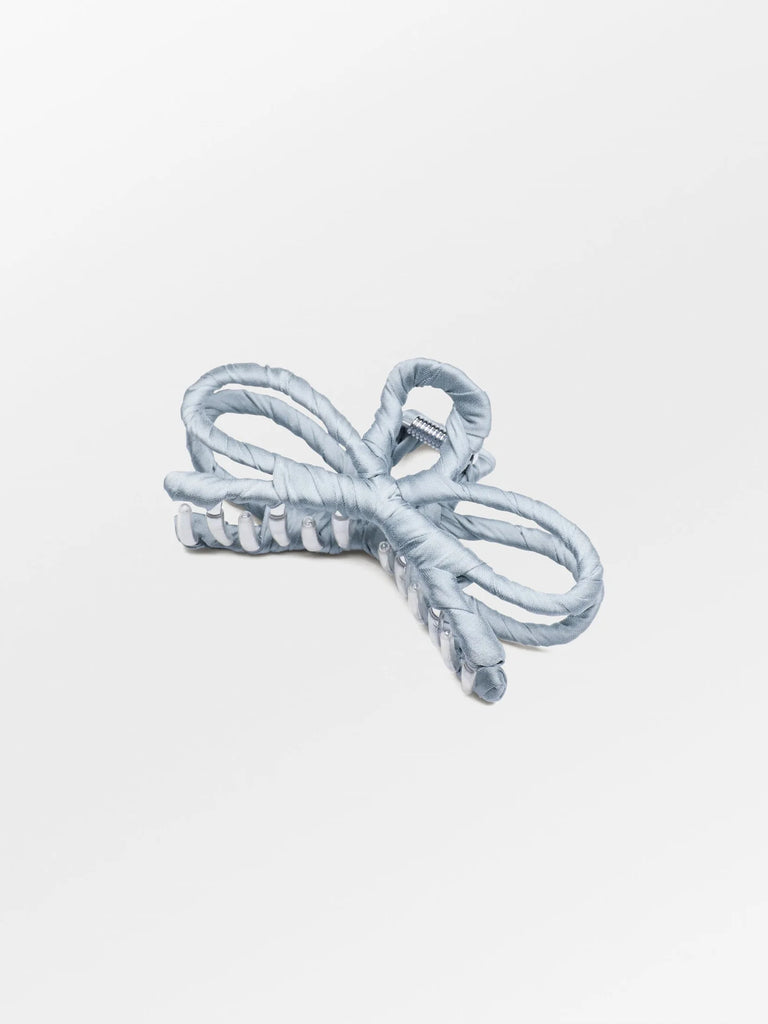 This pretty bow shaped hair claw will add a lovely finishing touch to your hair updo. Measuring 12cms it comes in this lovely Kentucky blue . Also available in black and a neutral colourway.
