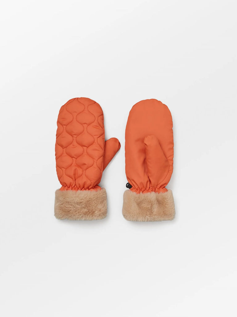These super cool Makara Puff Mittens from Becksondergaard come in a quilted fabric with a soft inner lining which will keep you warm in style.  There are four colours to choose from!