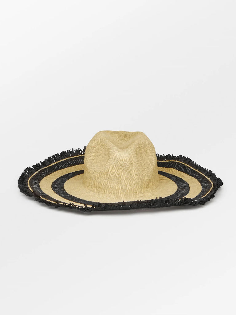 Keep cool and stylish during the warmer seasons with the Kampana Straw Hat from Becksondergaard. Perfect for shielding your face on a hot sunny day, you will be  looking chic in this elegant accessory. 