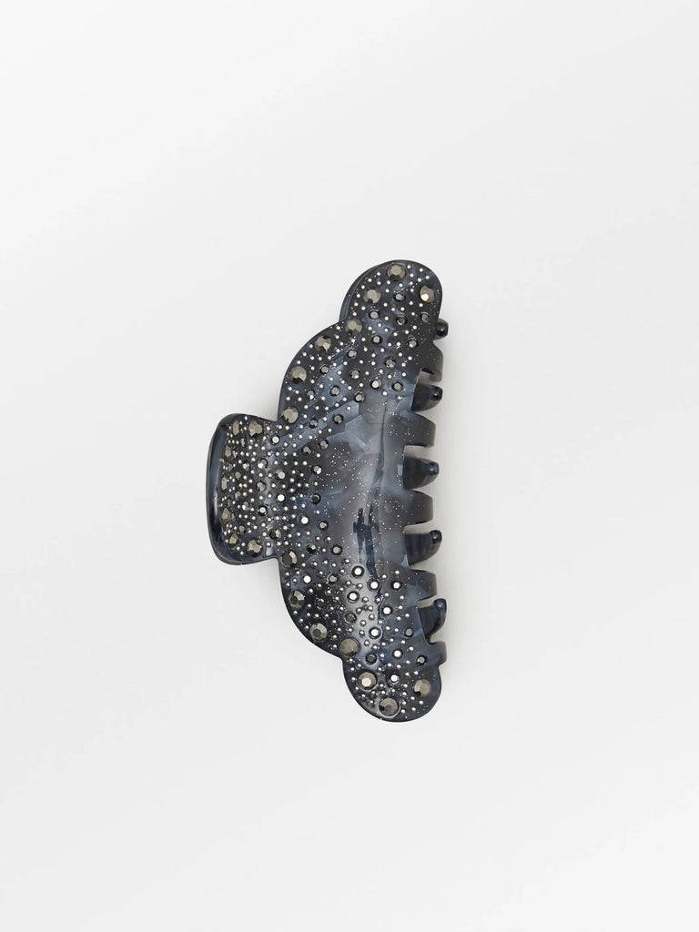 The Becksondergaard Dorcas Katla Hair Claw is the perfect accessory for an effortless hairstyle. It features sparking rhinestones and can be worn everyday, or to add a bit of elegance to your evening outfits.  Perfect as a gift or a treat for yourself!