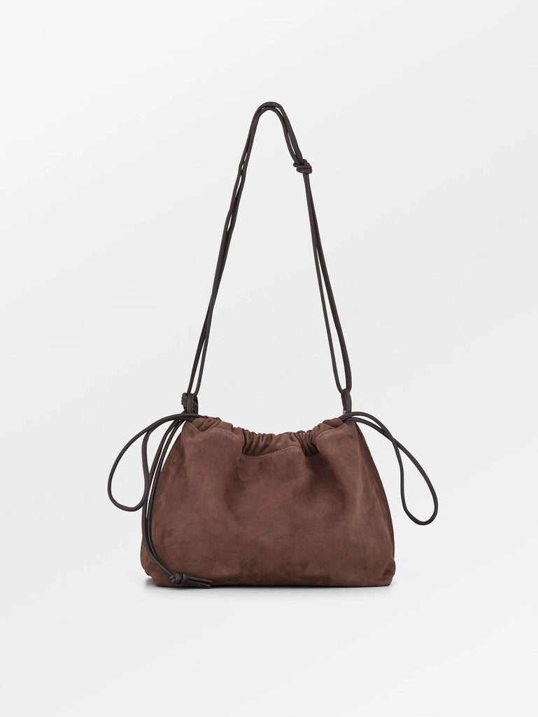 The Suede Giana Bag from Becksöndergaard is a stylish shoulder bag crafted from 100% goat suede. It features a spacious main compartment with an internal zippered pocket, and closes with a drawstring. It measures 30 x 24 cm. 