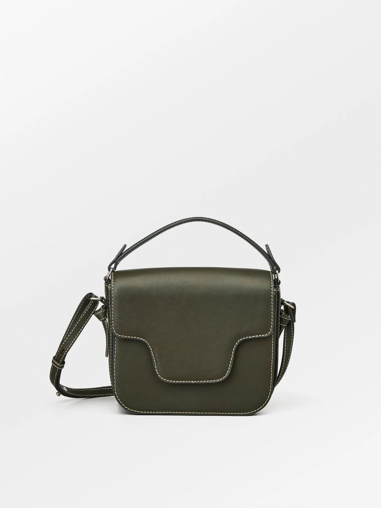 The Glossy Iris Bag from Becksöndergaard is a spacious bag, has a magnetic closure and consists of four compartments. It is a made from 100% leather, has an adjustable strap, and can be worn as a shoulder or crossbody bag. It also has a short hand strap. The Army Green will pair perfectly with all your neutrals. 