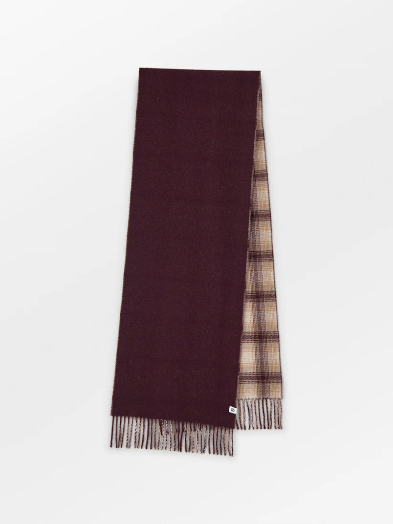 The Elorenca Scarf is made of a mix of wool and recycled wool and comes in this season's must-have colourway - burgundy. Bringing two styles together with a plain finish on one side and a tartan style on the reverse.