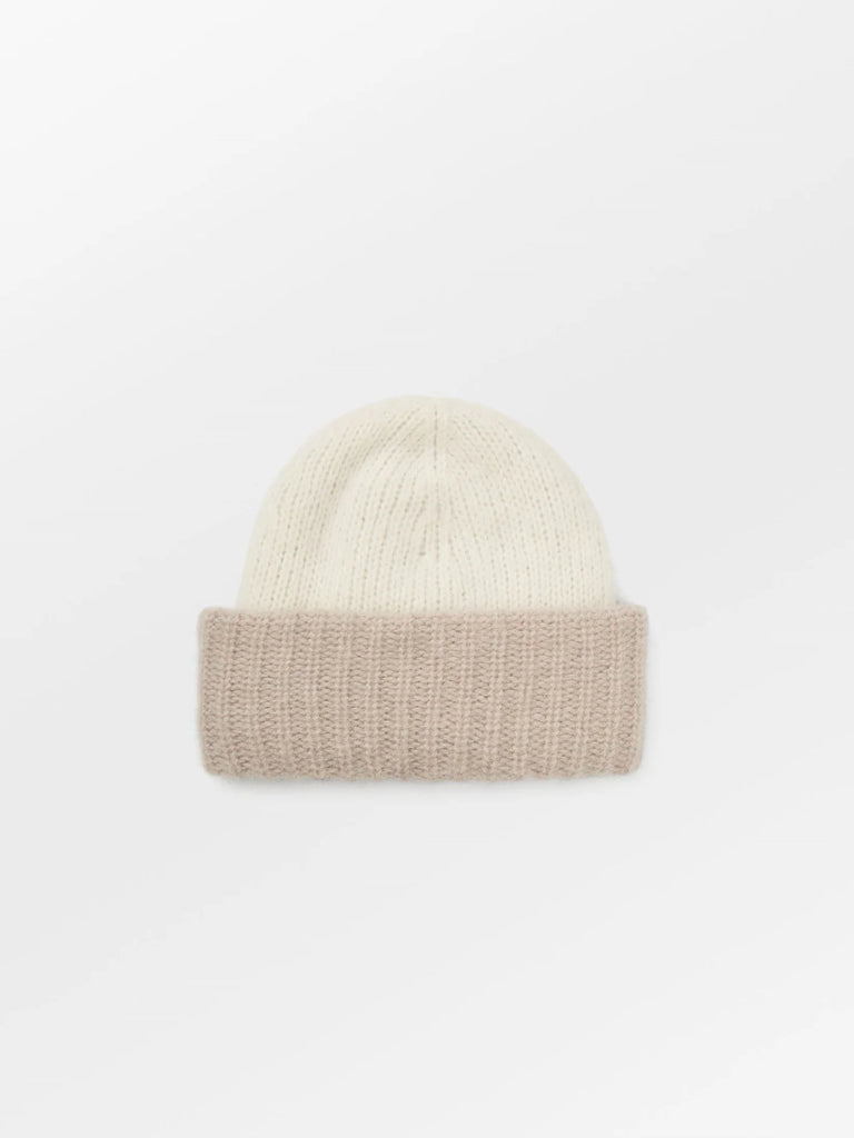 The Two-Toned Soloma Beanie is made from 50% baby alpaca, 30% polyamide and 20% fine wool therefore keeping you warm aswell as stylish.&nbsp;&nbsp;