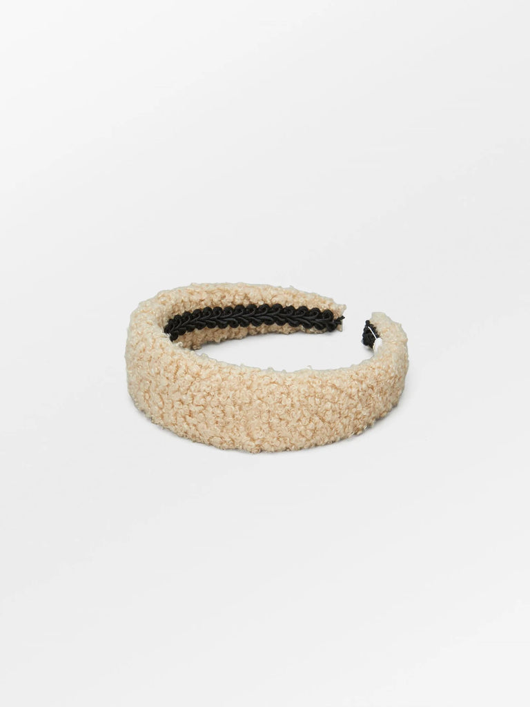 This gorgeous plush teddy hairbrace from Becksondergaard is not only attractive but highly practical and a perfect addition to your autumn/winter outfits. It is great as a gift or as a treat for yourself.  Also available in Brown.