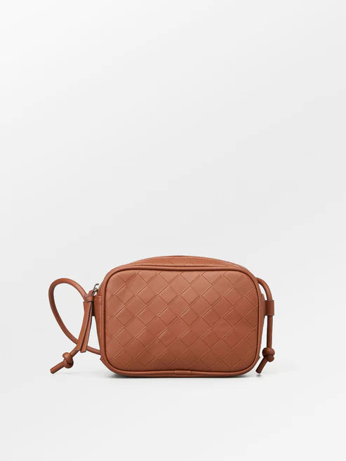 The Rallo Lou bag is such a useful cross body bag.  The embossed weave pattern gives this camera style bag a classic texture.  The size is perfect for your essentials and it will complete any outfit especially in this classic brown colourway.  The bag has an internal pocket, zip closure and an adjustable strap.  