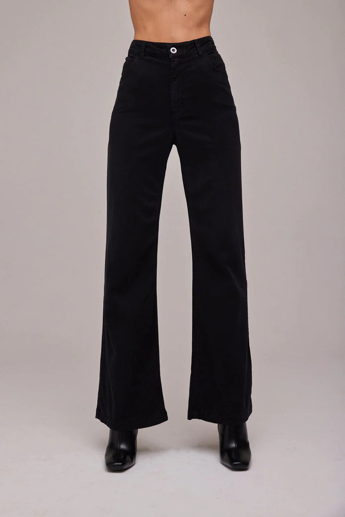 The Harlow Jeans from Bella Dahl feature a full 70's flare and a high-rise. The throwback silhouette is flattering yet super comfortable. These jeans are so fun to style - the possibilities are endless!