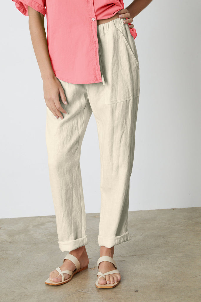 The Cindy Trousers from Velvet by Graham & Spencer are crafted from a heavy linen fabric and feature an adjustable drawstring at the waist. With patch pockets at both the front and back, these slightly tapered trousers are easy and practical to wear for the ultimate casual look.