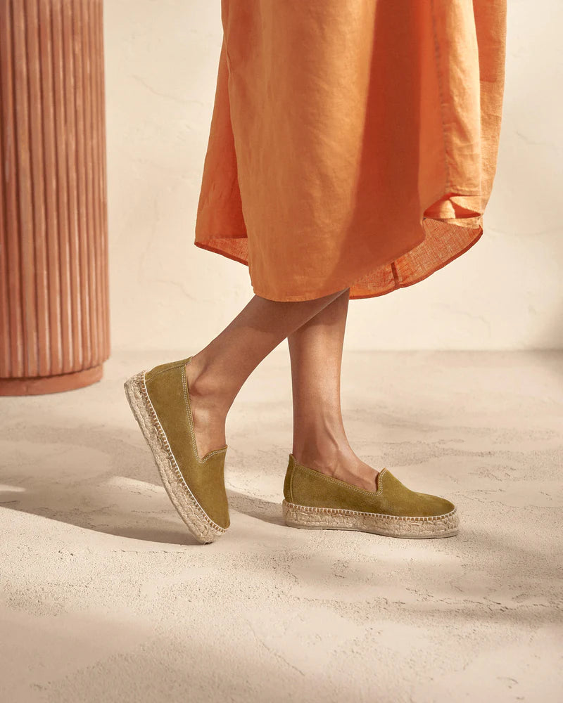 Perfect for wearing on both city and beach breaks these neutral suede espadrilles from Manebi are set on a natural jute platform sole and a slip-resistant rubber base. Crafted in a super soft suede and lined in microfibre, they also come with removable insoles to adjust the comfort and fit.
