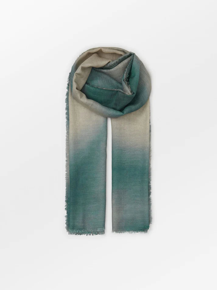 The Martinez Siw scarf by Becksonderguaard will add a touch of contemporary elegance and luxury to your outfit. With its gorgeous abstract pattern in hues of green, this scarf is made from 50% silk and 50% wool and measures 100 x 120 cm. 
