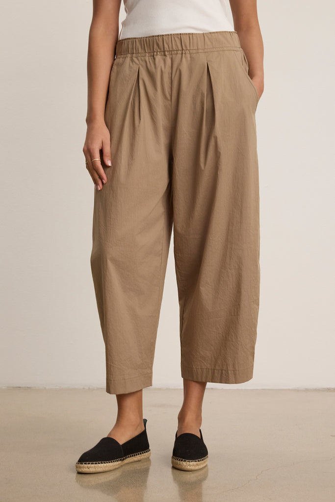 The Sophia Trousers from Velvet by Graham &amp; Spencer are crafted from super lightweight cotton poplin and feature a cropped balloon shape.&nbsp; They combine coolness with comfort in the best possible way!&nbsp; Pair with your favourite little tee or vest for a laid back vibe.