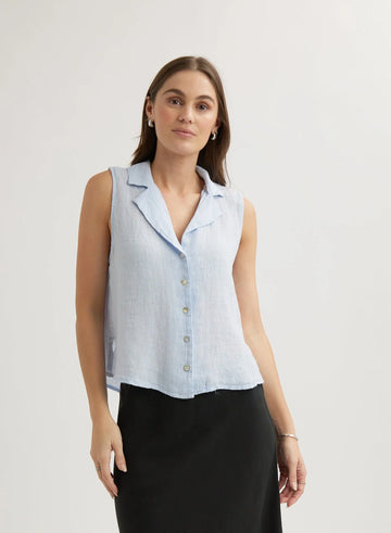 The perfect sleeveless button down shirt from Bella Dahl. Crafted from their tissue linen and featuring a button up front, side splits and a back pleat detail, it is a flowy fit and is as comfortable as it is stylish. Pair with Bella Dahl's pocket shorts or your favourite denim.

