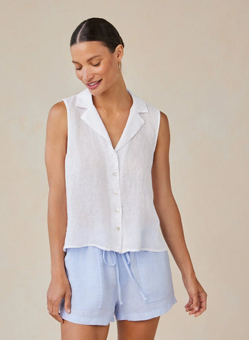 The perfect sleeveless button down shirt from Bella Dahl. Crafted from their tissue linen and featuring a button up front, side splits and a back pleat detail, it is a flowy fit and is as comfortable as it is stylish. Pair with Bella Dahl's pocket shorts or your favourite denim.
