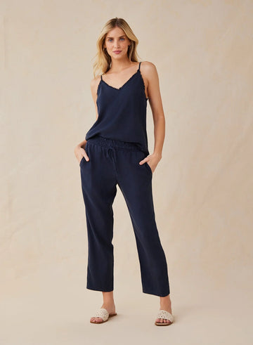 As ever from Bella Dahl these trousers are super soft and super comfortable. But extremely stylish as well! With a smocked elasticated waistband and perfect pockets these are so flattering with a vest or white tee and some sandals for an easy relaxed Summer look.