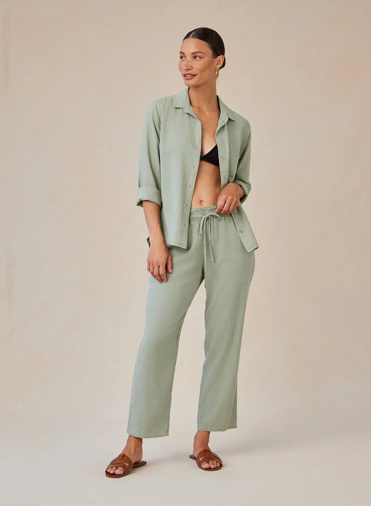 As ever from Bella Dahl these trousers are super soft and super comfortable. But extremely stylish as well! With a smocked elasticated waistband and perfect pockets these are so flattering with a vest or white tee and some sandals for an easy relaxed Summer look.