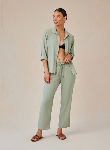 As ever from Bella Dahl these trousers are super soft and super comfortable. But extremely stylish as well! With a smocked elasticated waistband and perfect pockets these are so flattering with a vest or white tee and some sandals for an easy relaxed Summer look.