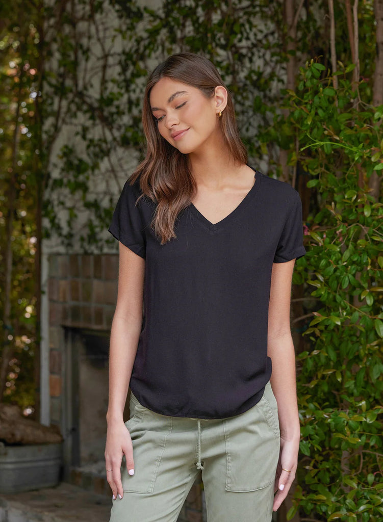 Our favourite v neck tee from Bella Dahl is in an always easy black! Crafted from the softest twill with a slight boxy shape and a round longer hem at the back this is one you'll reach for again and again. You'll want this in every colour!