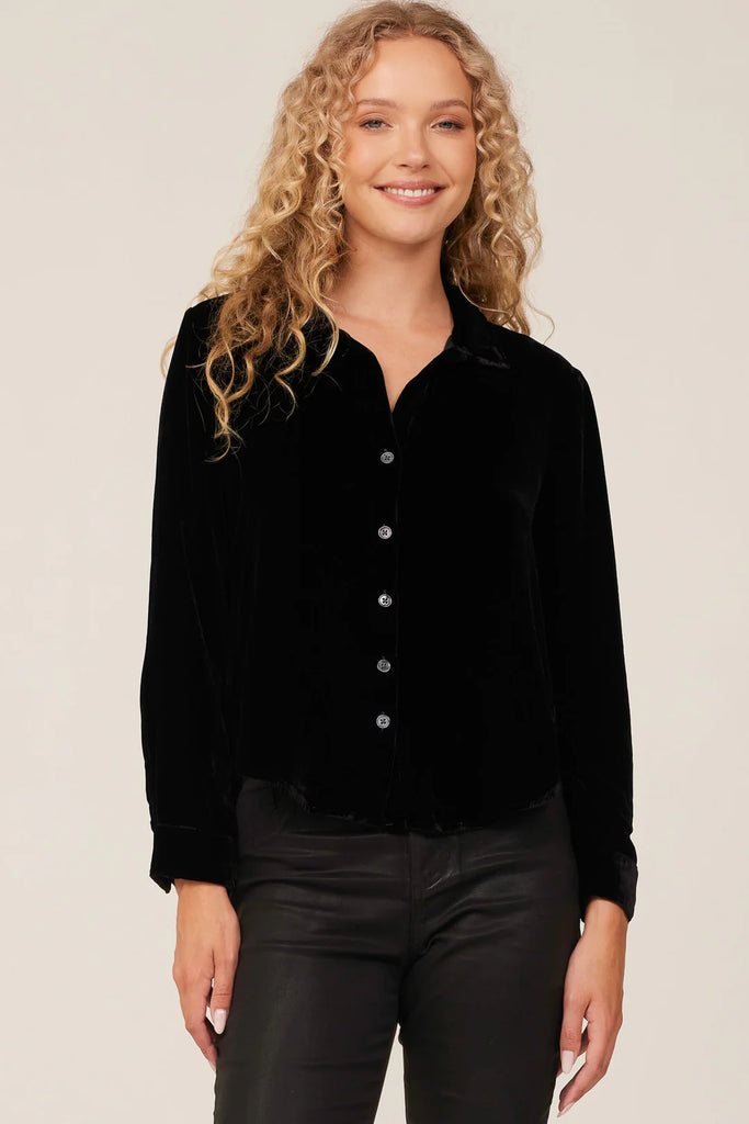 This Velvet Long Sleeve Shirt from Bella Dahl features a button-up front, cuffed sleeves and a relaxed fit. Wear with coated jeans and heeled boots for the ultimate evening look!
