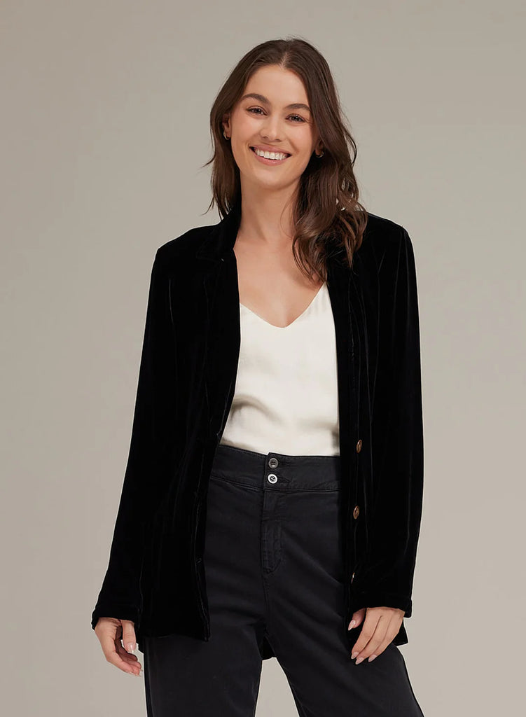 The Notch Collar Belted Blazer from Bella Dahl is ideal for dressing up any outfit! This soft velvet blazer will surely become a staple - wear with a basic tee and jeans or with a silk cami and the matching Velvet Pleated Trousers. You'll find yourself wearing this blazer on repeat!