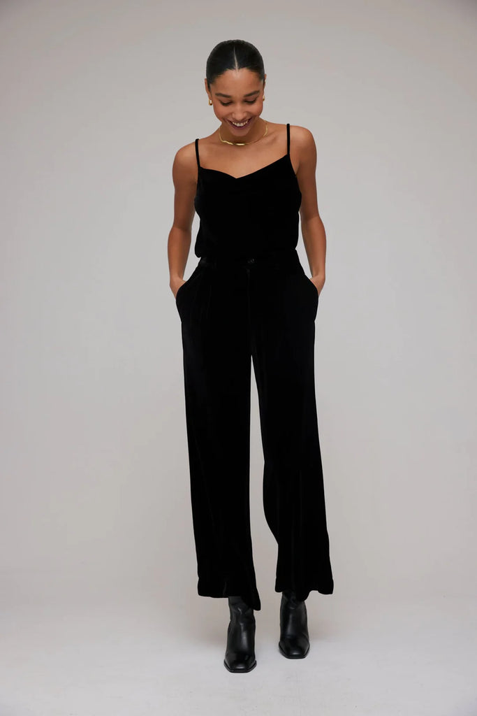 These Velvet Pleated Trousers from Bella Dahl are versatile wide leg trousers that literally pair with anything and everything! Dress them down with a tee and trainers or dress up with a silk cami and strappy heels.