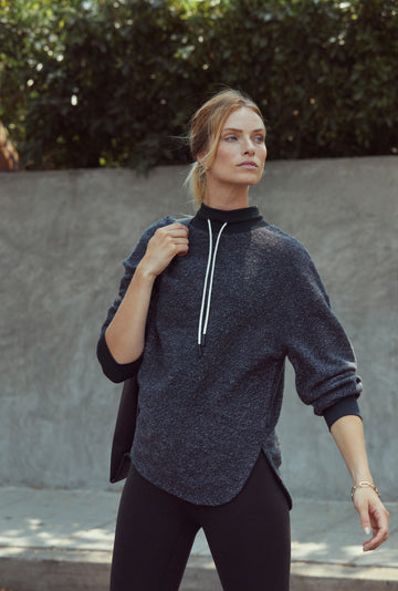 This cosy fleece Sullivan Sweatshirt is a perfect oversized sweat that you can easily throw on post workout. Featuring a scooped back hem for coverage and a pull cord neckline, the relaxed fit makes this sweatshirt a fantastic layering staple.