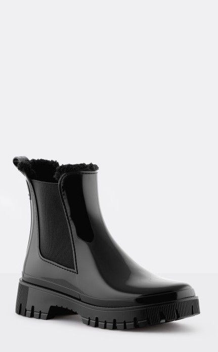 Colden is one of the classic styles from Lemon Jelly.  Shown here in an always wearable black these rain boots have a faux fur lining that will keep you warm even on the coldest wettest walks.  Very useful given the U.K. weather!  Produced with recycled materials and powered by renewable energy these boots are a step ahead in terms of sustainability.  To be honest we love them for their look but how fabulous that they are produced in an environmentally friendly manner. 