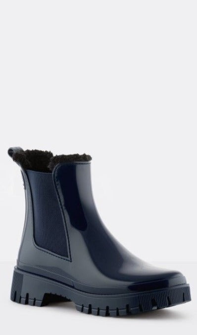 Colden is one of the classic styles from Lemon Jelly.  Shown here in navy these rain boots have a faux fur lining that will keep you warm even on the coldest wettest walks.  Very useful given the U.K. weather!  Produced with recycled materials and powered by renewable energy these boots are a step ahead in terms of sustainability.  To be honest we love them for their look but how fabulous that they are produced in an environmentally friendly mann