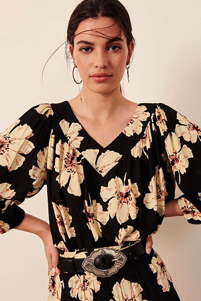 The flattering Kea v neck blouse from ba&sh is perfect for this transitional time.  Featuring 3/4 sleeves with elastic cuffs, a bright floral print and a relaxed shape this is perfect paired with your favourite denim.  An easy top you'll reach for again and again.