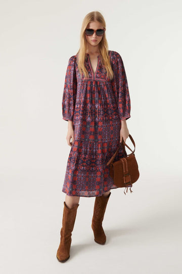 The Joupy midi dress from Ba&sh is both elegant and boho. Made from flowing viscose, it feels amazing on the skin and features all-over ruching. The long generous puff sleeves offer irresistible volume. The dickey is quilted at the neckline and embellished with colourful embroidery to flatter the figure. Pair with boots for an inimitable boho chic style!
