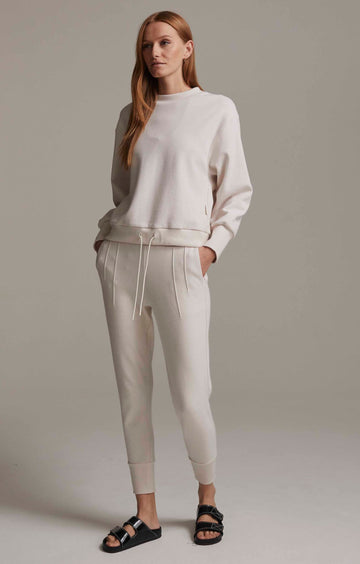 The Amberley Sweatpant from Varley doesn't feel like your average sweat!  Crafted from Varley's signature structured and textured ribbed pique fabric these will definitely elevate your work out wear.  Featuring internal drawstrings, front pleats, pockets and ribbed detailing at the waist and cuffs pair these with the matching Edith top for a put together look for when you head to the gym or just when you're going about your day.