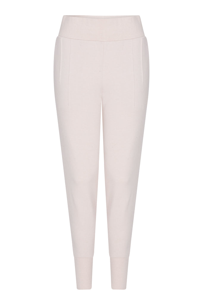 The Amberley Sweatpant from Varley doesn't feel like your average sweat!  Crafted from Varley's signature structured and textured ribbed pique fabric these will definitely elevate your work out wear.  Featuring internal drawstrings, front pleats, pockets and ribbed detailing at the waist and cuffs pair these with the matching Edith top for a put together look for when you head to the gym or just when you're going about your day.